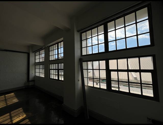 105M² BUSINESS TO LET IN WOODSTOCK